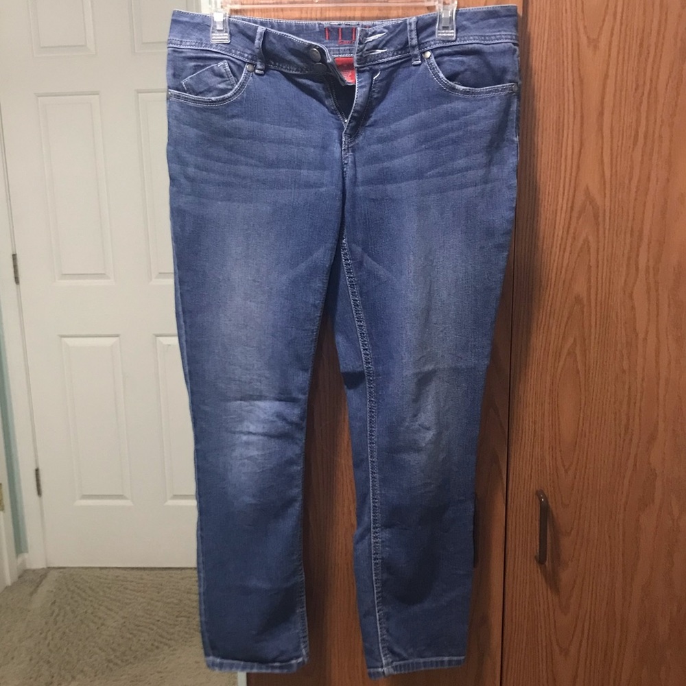 ELLE WOMEN’S SIZE TEN JEANS